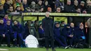 Pelatih Tottenham Hotspur, Jose Mourinho, tampak cemas saat pertandingan melawan Norwich City pada laga Premier League 2019 di Stadion Carrow Road, Sabtu (28/12). Kedua tim bermain imbang 2-2. (AFP/Lindsey Parnaby)