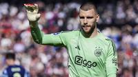 Aksi penjaga gawang Timnas Indonesia, Maarten Paes sat memperkuat Ajax Amsterdam bertandang ke markas Feyenoord Rotterdam dalam lanjutan Eredivisie 2025/2026, Minggu (22/3/2026) malam WIB. (Instagram Maarten Paes)