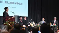 Presiden Joko Widodo memberikan sambutan saat forum bisnis di Ballroom Hotel Adlon Kempinski, Berlin, Jerman, Senin (18/4/2016). Forum ini mempertemukan investor dan pemerintah kedua negara untuk membicarakan investasi jangka panjang. (Biro Pers Presiden)