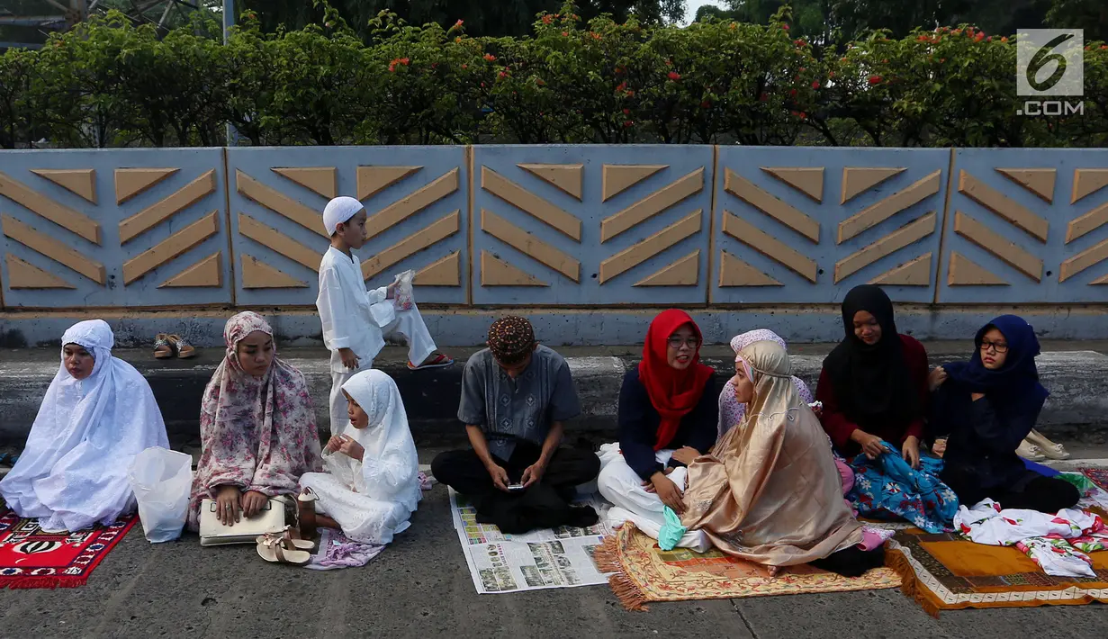 Warga mendengarkan khotbah usai Salat Idul Fitri di kawasan Senen, Minggu (25/6). Sebagian besar umat muslim merayakan Idul Fitri 1438 H pada Minggu (25/6) berdasarkan ketetapan pemerintah tentang 1 Syawal melalui sidang Isbat. (Liputan6.com/Johan Tallo)