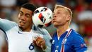 Pemain Islandia, Kolbeinn Sigthorsson (kanan), duel dengan pemain Inggris, Chris Smalling, pada babak 16 besar Piala Eropa 2016 di Stade de Nice, Nice, Selasa (28/6/2016) dini hari WIB. (Reuters/Michael Dalder)