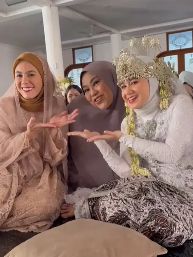 6 Potret Berhijab Wulan Guritno dan Tissa Biani di Proses Syuting Film Norma