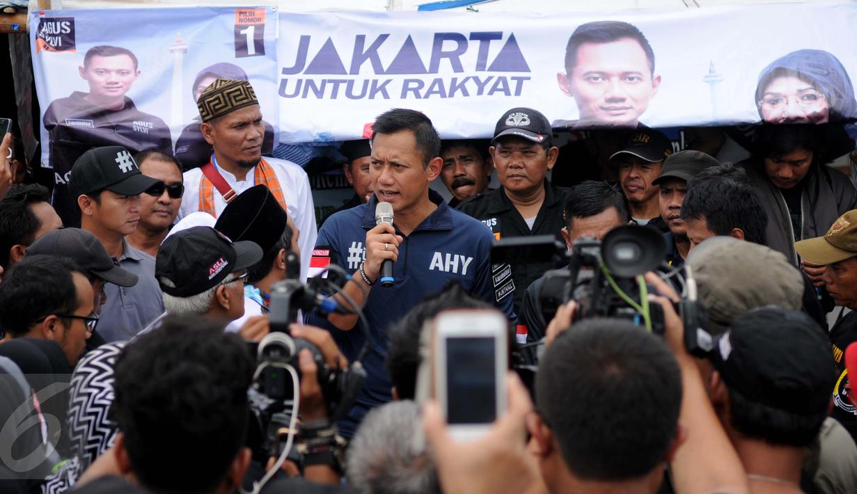 Cagub DKI Jakarta, Agus Harimurti Yudhoyono (AHY) saat blusukan di kawasan Kampung Pulo, Jakarta, Selasa (27/12). AHY datang ke tempat tersebut untuk mendengarkan keluhan warga. (Liputan6.com/Gempur M Surya)