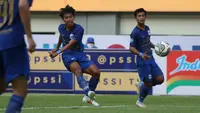 Bek PSIS, Riyan Ardiansyah (kiri) mencetak gol kemenangan timnya saat melawan Persela dalam laga pekan pertama BRI Liga 1 2021/2022 di Stadion Wibawa Mukti, Cikarang, Sabtu (04/09/2021). PSIS menang 1-0. (Foto: Bola.com/Bagaskara Lazuardi)