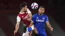 Bek Arsenal, Pablo Mari (kiri) berduel udara dengan striker Everton, Dominic Calvert-Lewin dalam laga lanjutan Liga Inggris 2020/2021 pekan ke-33 di Emirates Stadium, London, Jumat (23/4/2021). Arsenal kalah 0-1 dari Everton. (AP/John Walton/Pool)