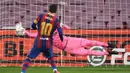 Kiper Valencia, Jaume Domenech, berhasil menepis eksekusi penalti striker Barcelona, Lione Messi, dalam laga lanjutan Liga Spanyol 2020/21 di Camp Nou Stadium, Barcelona, Sabtu (19/12/2020). Valencia bermain imbang 2-2 dengan Barcelona. (AFP/Lluis Gene)