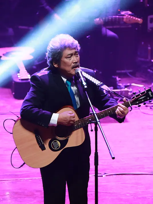 Meski usia tak lagi muda, Bimbo tetap konsisten menonjolkan jati diri bangsa melalui karya-karyanya. Seperti konser yang diadakan di Teater Jakarta, Taman Ismail Marzuki, Cikini, Jakarta Pusat, Kamis (17/12/2015) malam ini. (Deki Prayoga/Bintang.com)