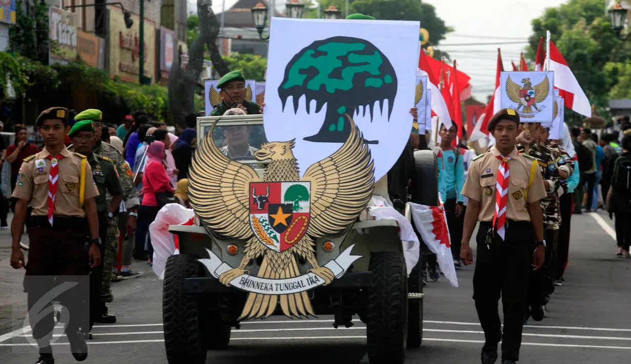 <p>Sejumlah peserta menaiki mobil dengan hiasan burung Garuda di Jl Malioboro, Yogyakarta, (01/6/2016). Pawai di selenggarakan untuk memperingati hari lahir Pancasila.(Boy Harjanto)</p>
