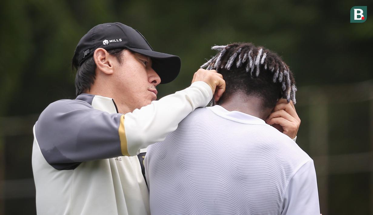 <p>Pelatih Timnas Indonesia U-20, Shin Tae-yong menjewer pemainnya, Barnabas Sobor saat melakukan latihan terbuka untuk Piala Asia U-20 2023 di Lapangan C, Kompleks Stadion Utama Gelora Bung Karno (SUGBK), Jakarta, Rabu (08/02/2023). Ajang ini akan berlangsung pada 1 Maret 2023 mendatang. (Bola.com/Bagaskara Lazuardi)</p>