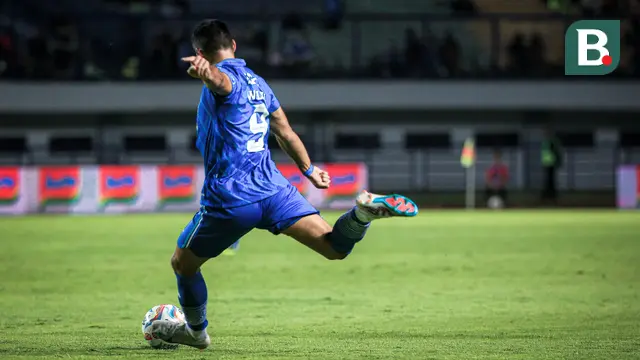 Foto: Ezra Walian Bangkit, Cetak Gol Indah dan Buat Persib Bandung Terhindar dari Kekalahan