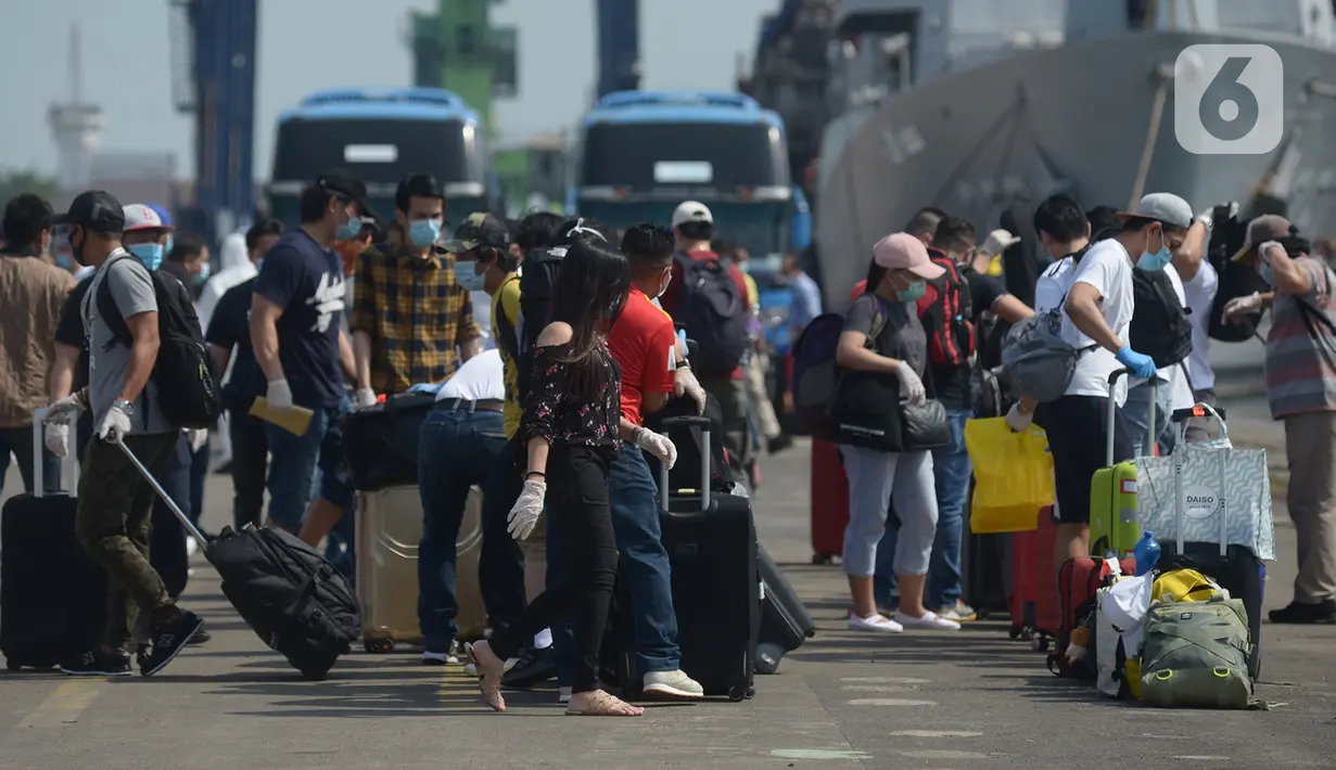 Sejumlah ABK kapal MV Costa Mediterania tiba di dermaga JICT 2 Pelabuhan Tanjung Priok, Jakarta, Selasa (6/10/2020). Dari total 99 orang yang tiba, 82 di antaranya adalah WNA dari delapan negara, seperti Kolombia, Honduras, Filipina, Etiopia, Sri Lanka, Peru dan India. (merdeka.com/Imam Buhori)