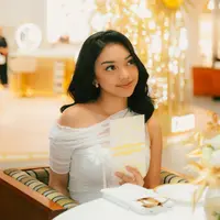 Belum genap 20 tahun, Naura Ayu tampil kian dewasa dengan gaya busananya yang feminin elegan [@naura.ayu]