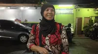 Rela Hati, mantan penyanyi di kapal yang kini menghibur warga di yang menikmati malam di warung-warung pinggir jalan. (Liputan6.com/Ady Anugrahadi)