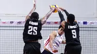Pemain Timnas Voli Putra Indonesia, Fahri Septian Putratama (tengah) melakukan spike ke arah pemain Timnas Voli Putra Thailand pada laga putaran pertama SEA V League 2023 di Padepokan Voli Jenderal Polisi Kunarto, Sentul, Bogor, Minggu (23/07/2023). Indonesia menang 3-1 (21-25, 25-17, 25-23 dan 27-25) dan menjadi juara. (Bola.com/Bagaskara Lazuardi)