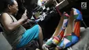 Perajin memproduksi sepatu di sebuah rumah industri di Jakarta, Selasa (6/3). Otoritas Jasa Keuangan (OJK) bekerja sama dengan Menko Perekonomian untuk meningkatkan volume dan kualitas kredit usaha kecil dan menengah (UKM). (Liputan6.com/Angga Yuniar)