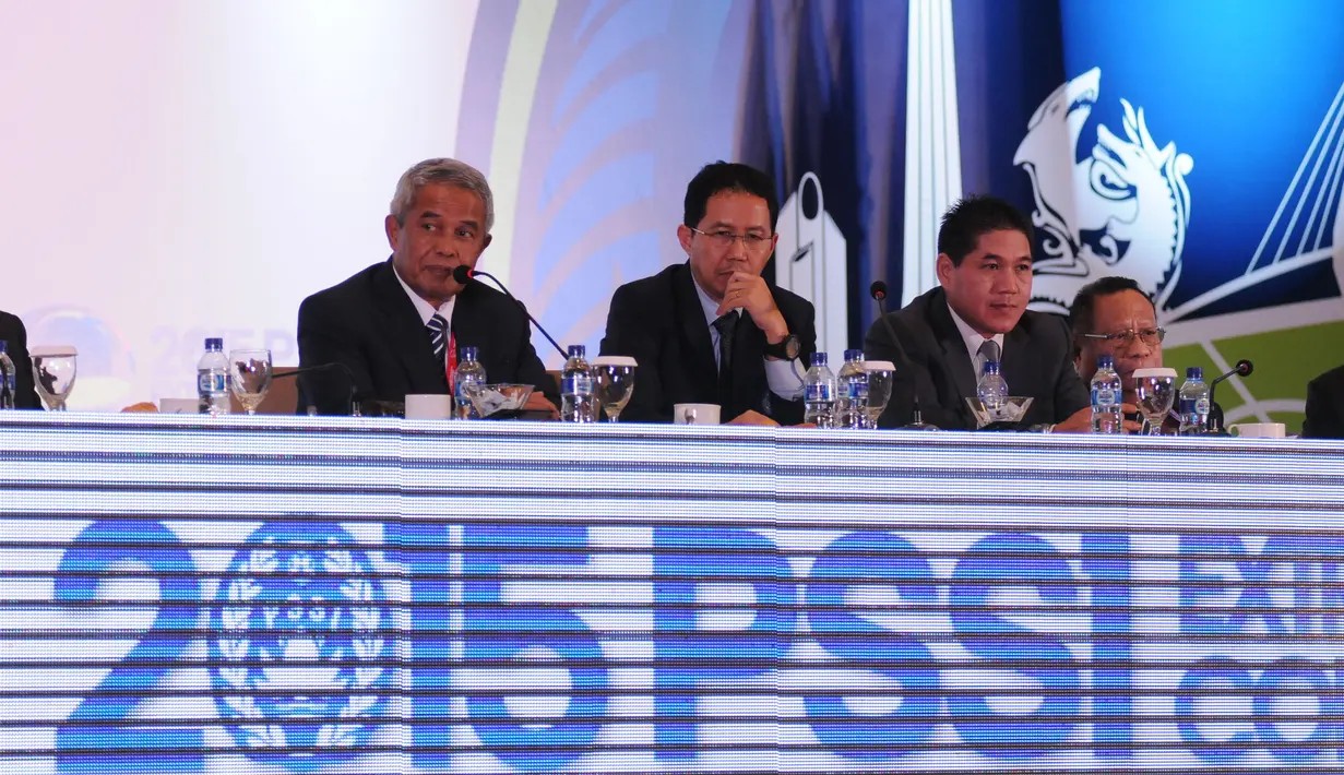 Ketua Umum PSSI 2011-2015, Djohar Arifin Husin (kiri) bersama Joko Driyono bersiap menutup Kongres Luar Biasa PSSI 2015 di Surabaya, (18/4/2015). Kongres menetapkan La Nyalla Mattalitti sebagai Ketua Umum PSSI 2015-2019. (Liputan6.com/Helmi Fithriansyah)
