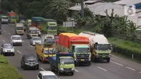 Sejumlah truk melintasi ruas jalan tol Tangerang-Jakarta, Kota Tangerang, Banten, Rabu (2/3/2022). Apindo mengatakan penerapan kebijakan bebas truk kelebihan muatan (over dimension overload/ODOL) akan sulit dilaksanakan pada 2023 karena ekonomi terpuruk akibat covid-19. (Liputan6.com/Angga Yuniar)