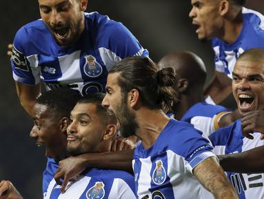 Gelandang FC Porto, Jesus Corona, merayakan gol yang dicetaknya ke gawang Maritimo pada laga lanjutan Liga Portugal di Dragao Stadium, Porto, Kamis (10/6/2020) waktu setempat. Porto menang tipis 1-0 atas Maritimo. (AFP/Jose Coelho/Pool)