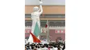 30 Mei 1989, sejumlah warga dan mahasiswa Tiongkok berkumpul di Lapangan Tiananmen untuk mendirikan replika Patung Liberty yang menjadi simbol kebebasan. (AFP PHOTO/TOSHIO Sakai)