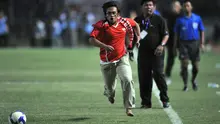 Hendri Mulyadi, suporter Timnas Indonesia nekat masuk ke lapangan hijau pada laga kualifikasi Piala Asia 2011 antara Indonesia vs Oman sebagai bentuk protes dan kecewa terhadap PSSI yang dipimpin oleh Nurdin Halid. ( AFP/Bay Ismoyo )