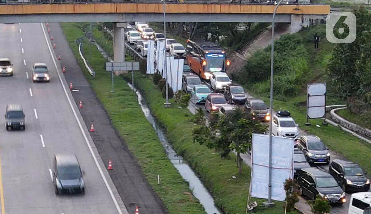 <p>Sejumlah kendaraan melintas memasuki rest area di KM 166 Jalan Tol Cikopo - Palimanan, Jawa Barat, Rabu (27/4/2022). Memasuki H-5 Lebaran, volume kendaraan di Jalan Tol Cikopo - Palimanan mengalami peningkatan signifikan yang mengakibatkan kemacetan pada sejumlah ruas jalan utama tol karena antrean kendaraan yang akan masuk rest area. (Liputan6.com/Herman Zakharia)</p>