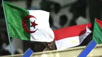 Dari ki-ka: bendera Aljazair, Mesir dan Sudan berkibar pada 16 November 2009, dua hari jelang partai play-off PD di Stadion Al Merreikh, Khartoum, Sudan. AFP PHOTO/KHALED DESOUKI
