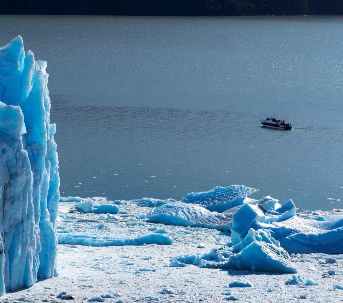 Pengalaman mengunjungi Gletser Perito Moreno memberikan kesan mendalam bagi para wisatawan, yang tidak hanya dapat menikmati pemandangan indah, tetapi juga berkesempatan untuk melakukan berbagai aktivitas seperti trekking, berlayar di danau glasial, dan m