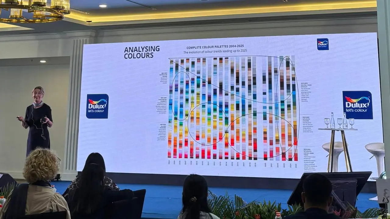 Heleen van Gent, Creative Director, AkzoNobel Global Aesthetic Center menjelaskan tentang warna dalam Dulux Colour Workshop di Jakarta