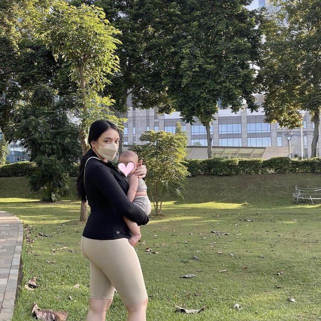 Suaminya Diduga Selingkuh dengan Arawinda, Ini 6 Potret Amanda Zahra Momong Anak