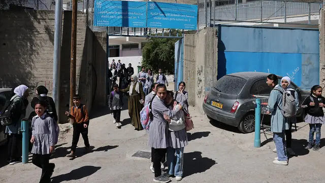 Potret Kesedihan Pelajar Tinggalkan Sekolah PBB di Yerusalem Timur yang Ditutup Israel