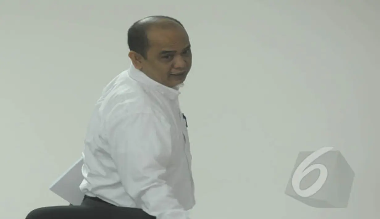 Terdakwa Gulat Medali Emas Manurung berbincang dengan tim kuasa hukum usai pembacaan tuntutan di Pengadilan Tipikor, Jakarta, Kamis (5/2/2015). (Liputan6.com/Herman Zakharia)