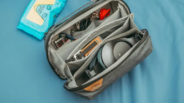 Pouch Kosmetik atau Gadget