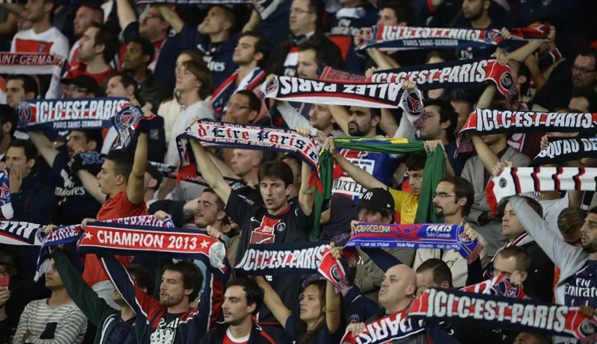 Suporter PSG tribun penonton mengangkat syal saat menyaksikan laga PSG kontra Barcelona di Stadion Parc des Princes, Paris (1/10/2014). PSG unggul 3-2 atas Barcelona. (AFP PHOTO/Franck Fife)