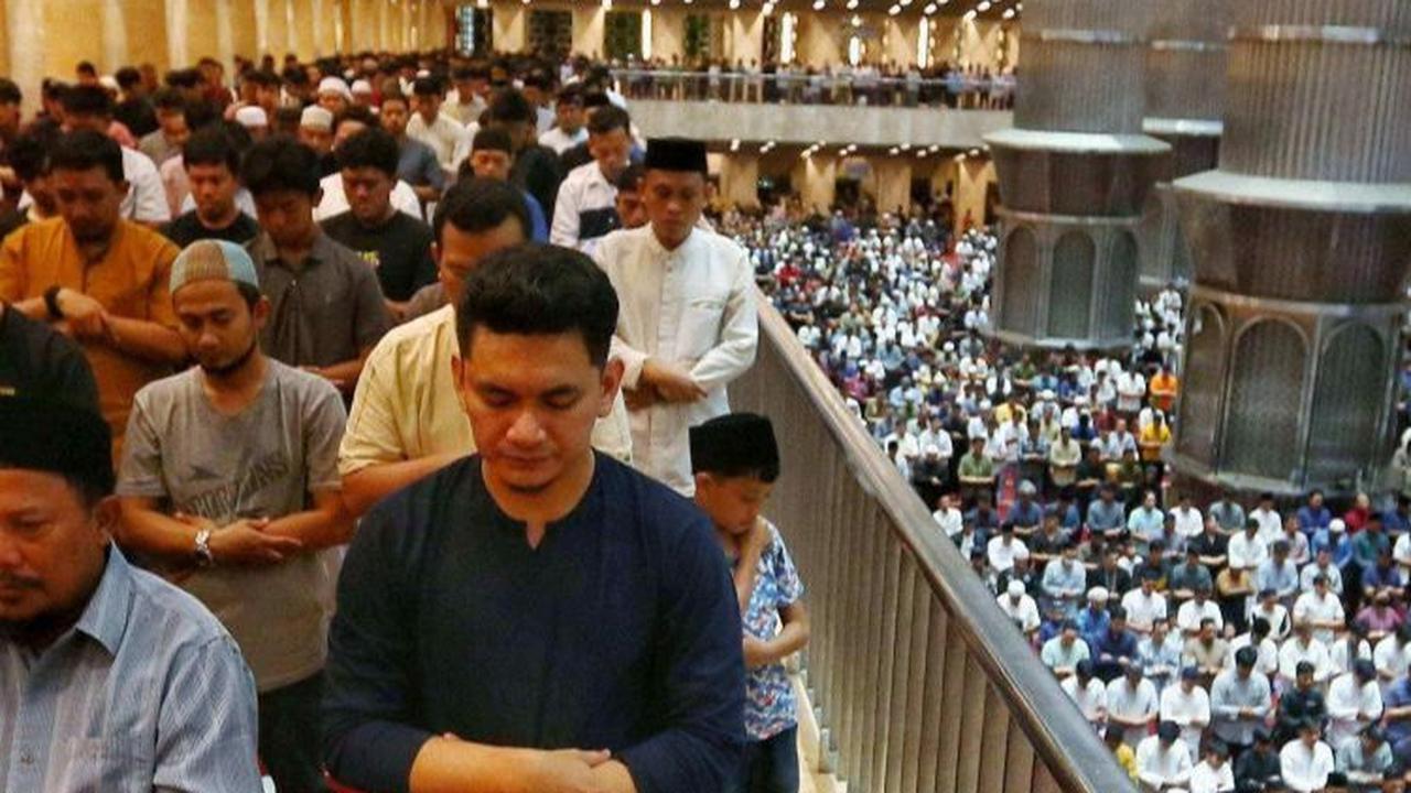 FOTO: Melihat Suasana Salat Tarawih Pertama Bulan Suci Ramadan 1445 H di Masjid Istiqlal, Jemaah dari Luar Jakarta Penuhi Shaf