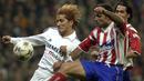 Bek Real Madrid, Michel Salgado, berebut bola dengan pemain Atletico Madrid, Sergi Barjuan, pada laga La Liga Spanyol di Stadion Santiago Bernabeu, Spanyol, Minggu (19/1/2003). (EPA/Paco Campos)