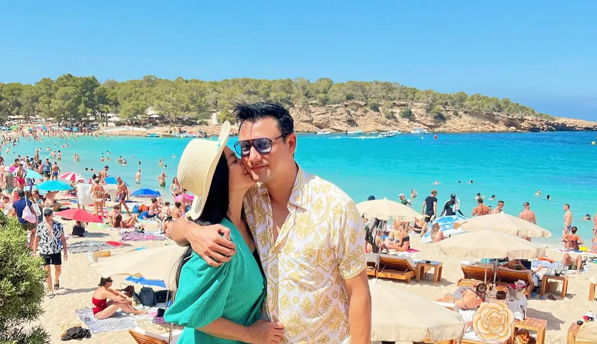 Ibiza merupakan salah satu destinasi wisata populer di dunia ketika berkunjung ke Spanyol. Sebuah pulau indah yang berada di Laut Mediterania ini memang memiliki pemandangan yang menakjubkan. Maka tidak heran bila Titi Kamal dan Christian Sugiono memilih untuk menikmati momen liburan keluarga ke tempat ini. (Liputan6.com/IG/@titi_kamall)