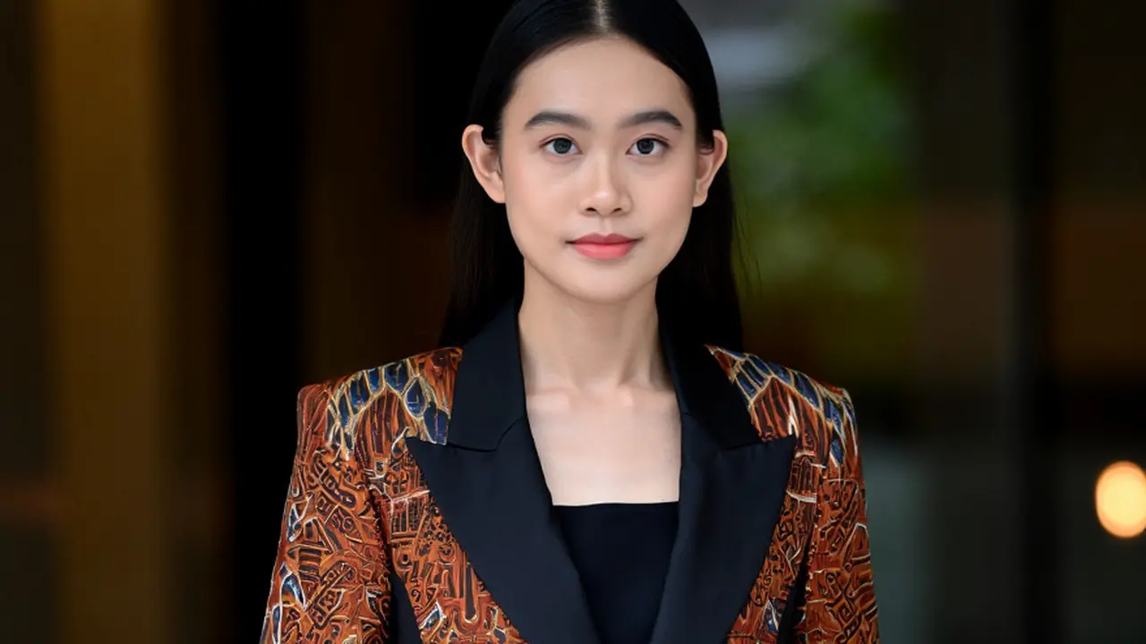 Kemeja Batik Wanita Kombinasi Kain Polos dan Kerah Blazer Kekinian