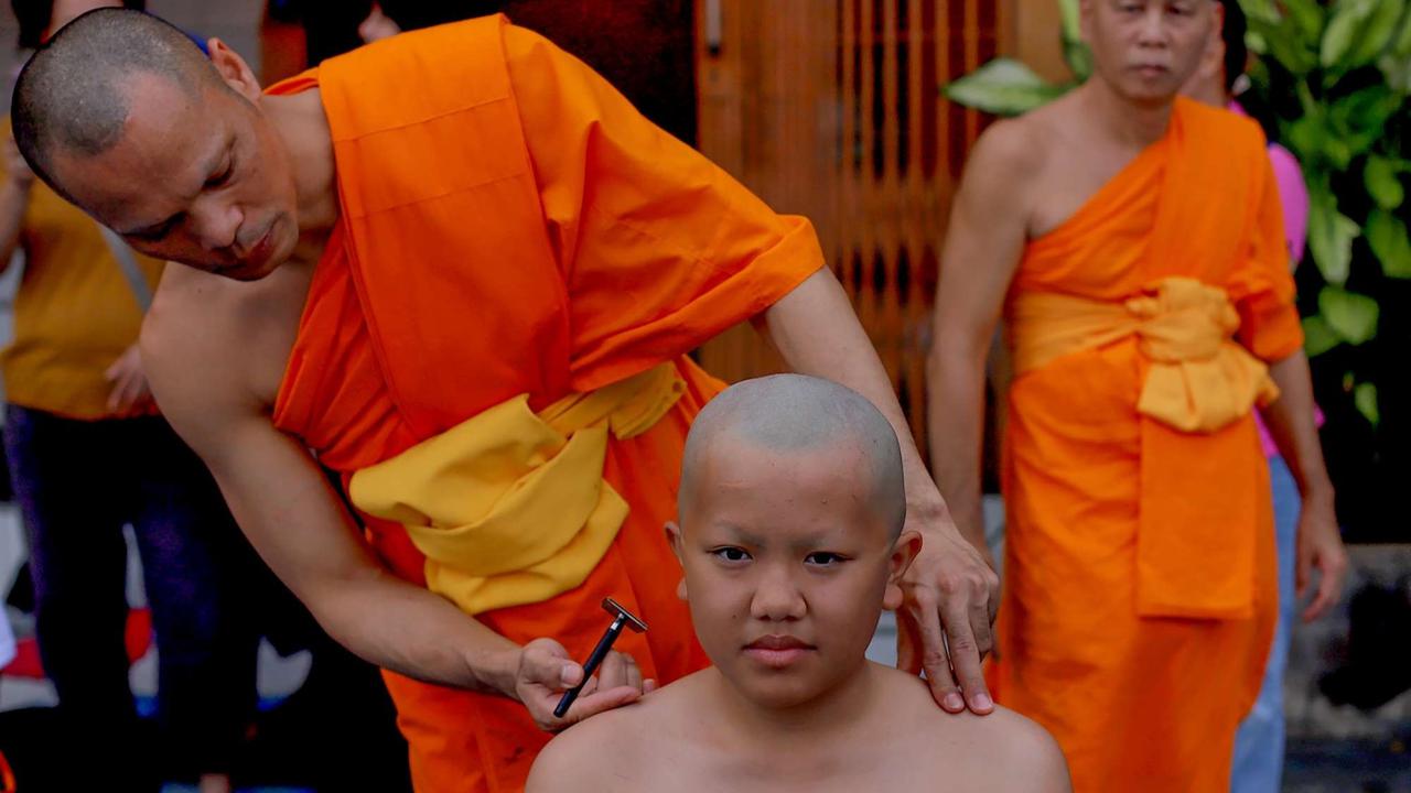 Calon Bikkhu cukur rambut jelang Pabbajja Samanera Sementara