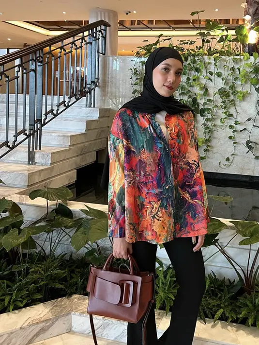 Memadukan kemeja bermotif dengan nuansa warna bold seketika menghadirkan kesan gaya yang penuh aksi. [Foto: Instagram/ Jenahara]