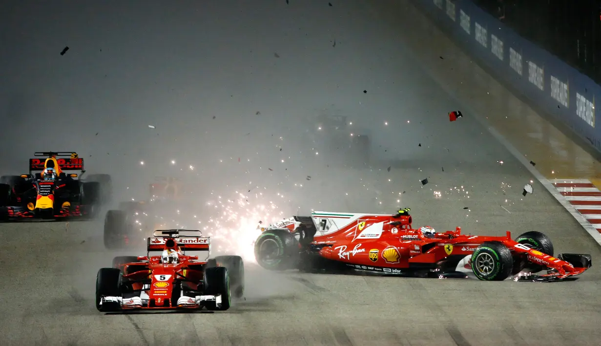 Pembalap Ferrari, Kimi Raikkonen dari Finlandia bertabrakan dengan rekan satu timnya Sebastian Vettel dari Jerman pada awal Grand Prix Singapura Formula One di Sirkuit Marina Bay City, Singapura, Minggu, (17/09) (AP Photo / Yong Teck Lim)