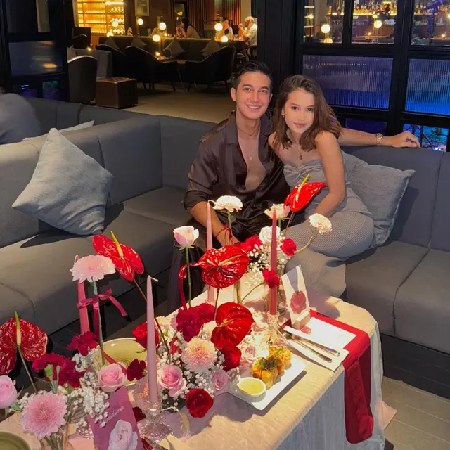 7 Potret Sandrinna Michelle dan Junior Roberts Dinner Romantis Rayakan Anniversary