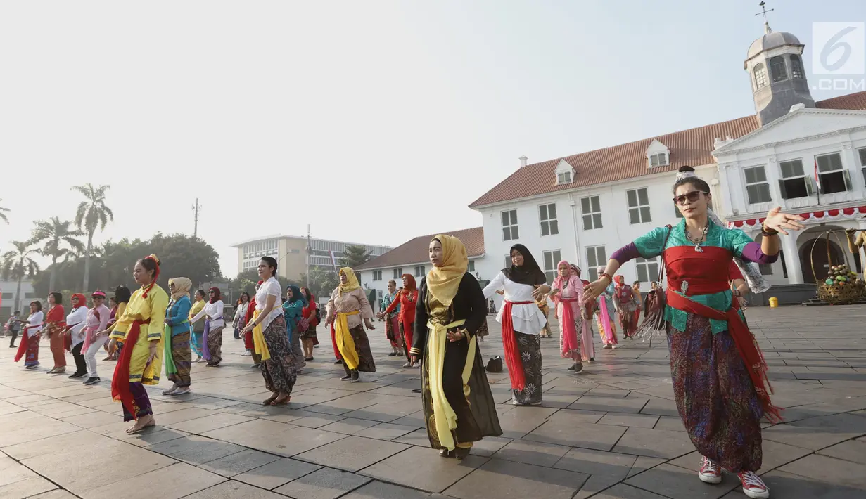 Masyarakat saat mengikuti flashmob Tari Cokek di kawasan Kota Tua, Jakarta, Minggu (18/8/2019). Kegiatan ini digelar dalam rangka memeriahkan perayaan HUT ke-74 Republik Indonesia sekaligus melestarikan tari asal Betawi tersebut. (merdeka.com/Iqbal S. Nugroho)