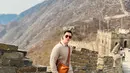 Kunjungi Tembok Besar Tiongkok, Verrel tampil memesona bergaya kasual dengan padu padan kaus berkerah, sweater warna nude, long pants warna putih, dan slip on shoes warna senada dengan sweaternya.  [@bramastavrl]