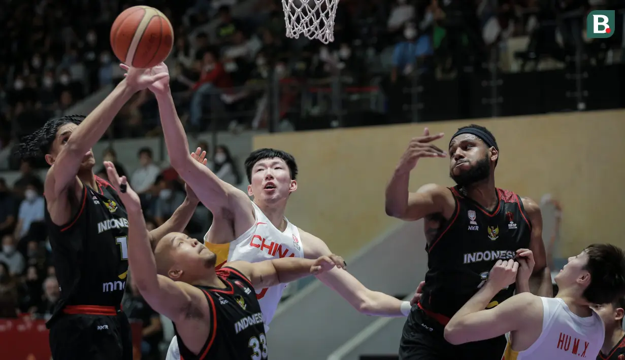 Sejumlah pebasket Timnas Indonesia berebut bola dengan sejumlah pebasket China saat laga playoff perempat final FIBA Asia Cup 2022 di Istora Senayan, Jakarta, Senin (18/07/2022). (Bola.com/Bagaskara Lazuardi)