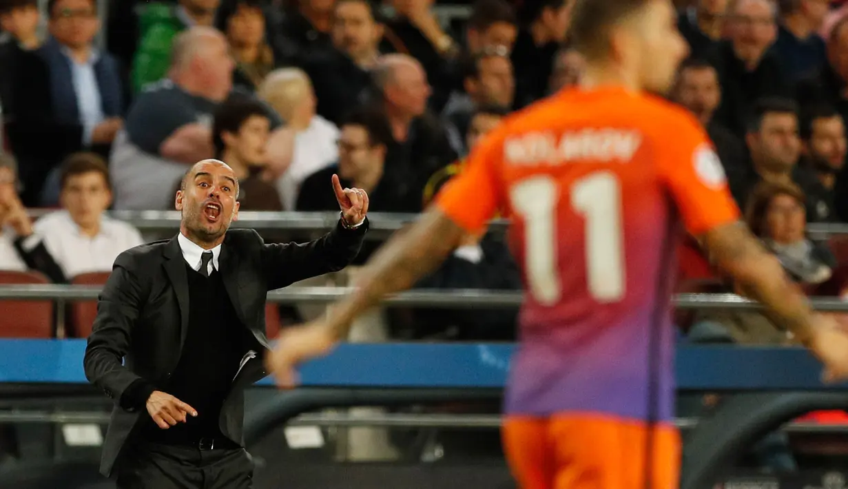 Ekspresi pelatih Manchester City, Pep Guardiola saat memberikan instruksi kepada para pemainnya di pertadingan Barcelona melawan Machester City, Barcelona, Spanyol (19/10). City harus menelan kekalahan dengan skor telak 4-0. (Reuters/Albert Gea)