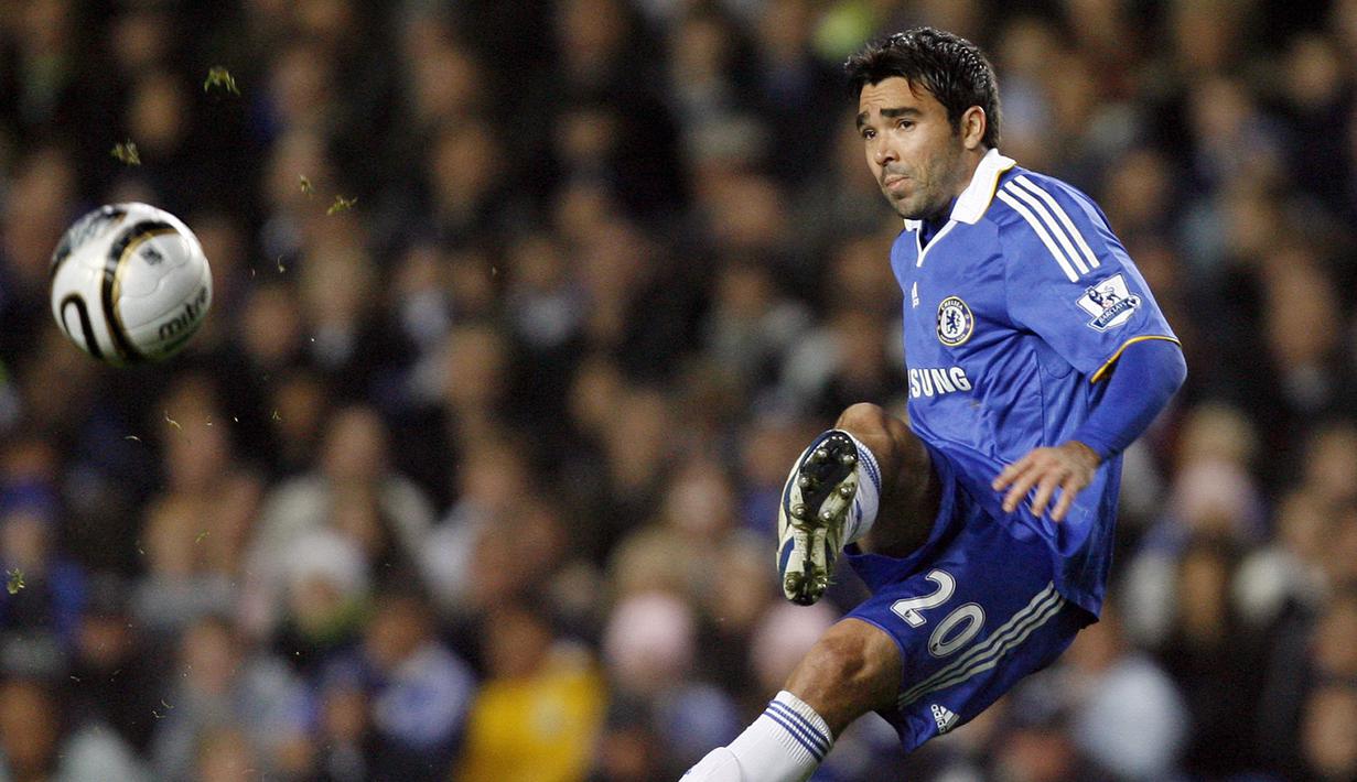 Deco digaet Chelsea seharga 10 juta euro pada 2008 usai tampil impresif bersama Barcelona. Selama 2 tahun di Stamford Bridge, gelandang Portugal tersebut tampil sebanyak 58 kali dengan mencetak 6 gol dan 5 assist. Sempat hengkang ke Fluminense, Deco memutuskan pensiun pada 2013. (AFP/Glyn Kirk)