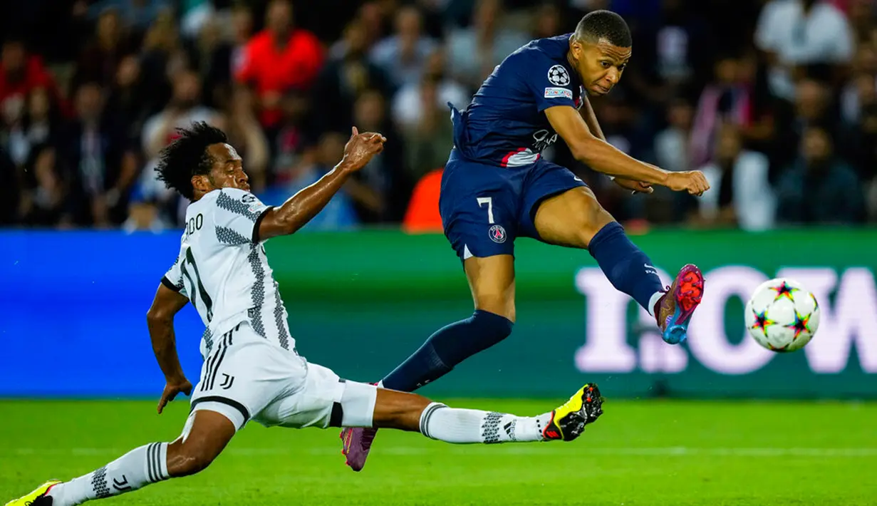 Pemain Juventus Juan Cuadrado (kiri) berebut bola dengan pemain Paris Saint-Germain (PSG) Kylian Mbappe pada pertandingan sepak bola Grup H Liga Champions di Stadion Parc des Princes, Paris, Prancis, 6 September 2022. PSG mengalahkan Juventus dengan skor 2-1. (AP Photo/Thibault Camus)