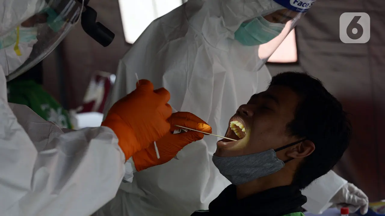 FOTO: Ratusan Pengemudi Ojek Online Ikuti Swab Test Gratis di Tangsel