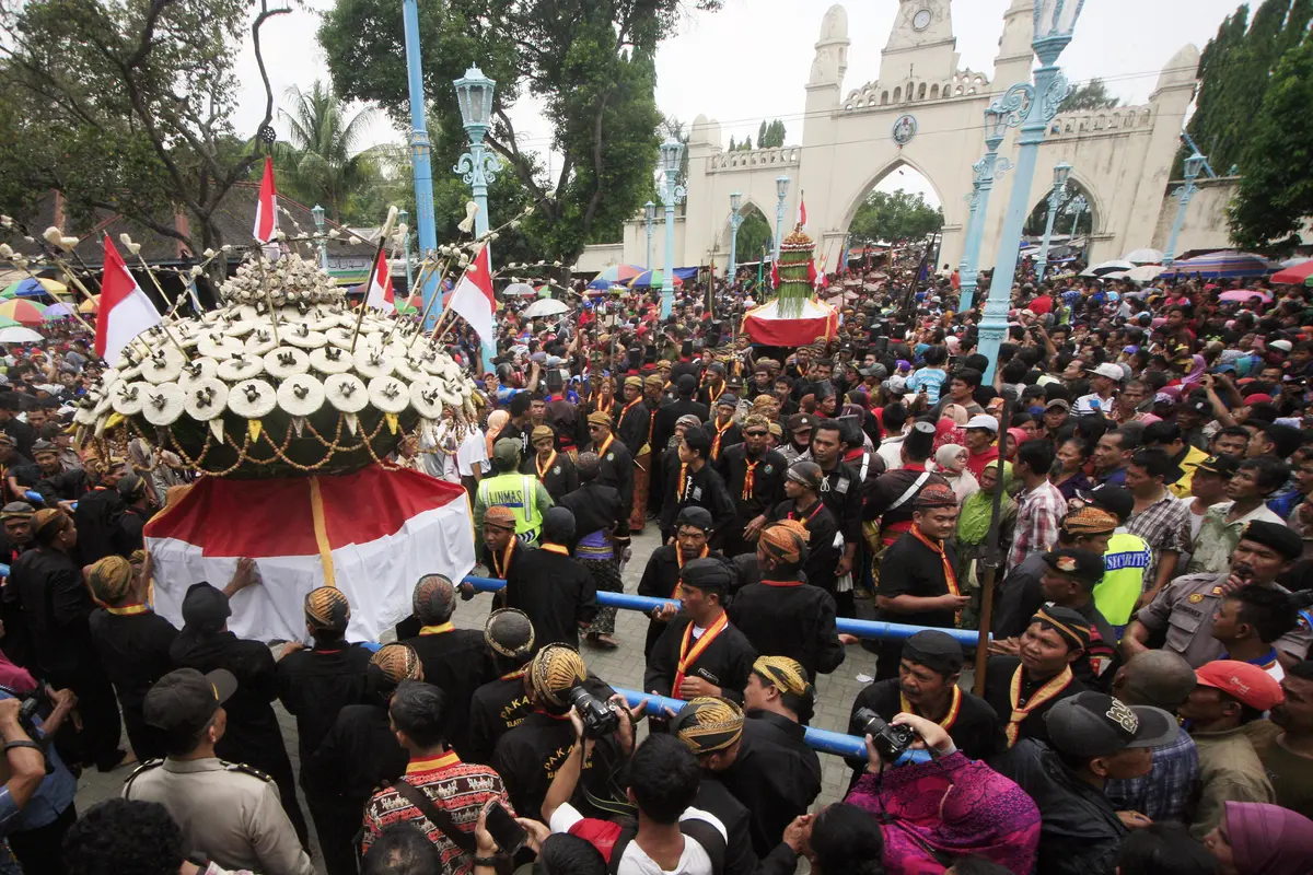 20151224-Tradisi Maulid Nabi, Ribuan Warga Berebut 6 Gunungan Sekaten-Solo