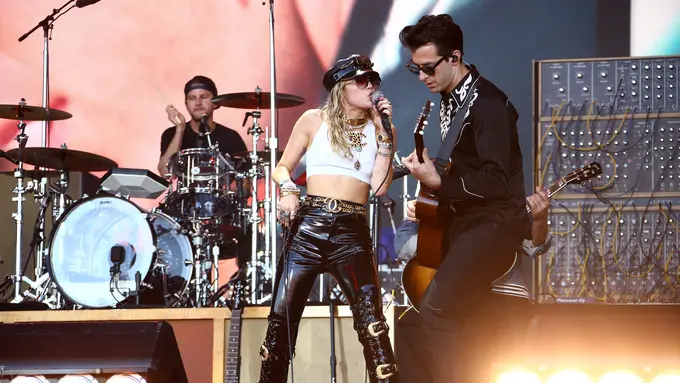 Miley Cyrus Panaskan Panggung Festival Glastonbury
